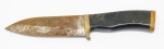COLECIONISMO - Faca de caça, cabo em chifre, guarda e pomo em bronze, lâmina em ferro (oxidado) e bainha em couro.