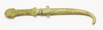 COLECIONISMO - Adaga em metal branco, cabo e bainha lavrado ao gosto Árabe, lâmina com amassados. Med. 29 cm.