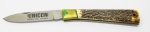 COLECIONISMO - Canivete, cabo em resina, guarda em bronze e lâmina em aço, bainha em couro. Med. 15 cm.