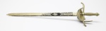 COLECIONISMO - Adaga decorativa em metal com lâmina e guarda decorada com brasão, representado por Águia Bicéfala (Toledo, Espanha). Alt. 42 cm.