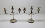 METAL - Par de candelabros em metal espessurado a prata, para 3 lumes, decorado com godrões. Med. 26x28 cm.