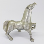 DIVERSOS - Cavalo decorativo em grosso alumínio. Med. 23x25x14 cm.