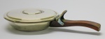 METAL - Cata migalhas em metal espessurado a prata com cabo em madeira. Med. 5x26x15 cm. Marcas de solda na tampa.