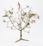ARTESANATO - Delicada árvore, repleta de aves de diversas espécies. Med. 39 cm.