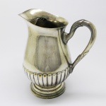 METAL - Grande jarro d' água em metal espessurado a prata decorado com godrões. Alt. 22 cm.
