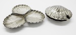 METAL - Lote de petisqueira tripla e açucareiro em formato de concha em metal espessurado a prata. Med. 8x12 cm e 17 cm.