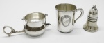 METAL - Lote de coador de chá, caneca infantil e saleiro em metal espessurado a prata. Maior 7 cm.