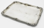 METAL - Bandeja retngular em metal espessurado a prata com borda decorada em relevo, levemente recortada. Med. 25x19 cm.