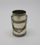 METAL - Copo em metal espessurado a prata com alça em corrente, decorado com faixas em relevo. Alt. 11 cm.