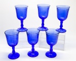 DEMI CRISTAL - Lote de 6 taças em demi cristal em tom azul, bojo decorado em relevo godrões, haste facetada e base circular. Alt. 15,5 cm.
