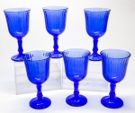 DEMI CRISTAL - Lote de 6 taças em demi cristal em tom azul, bojo decorado em relevo godrões, haste facetada e base circular. Alt. 14 cm.