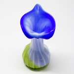 DEMI CRISTAL - Vaso floreira em vidro soprado em 3 tons, verde, branco e azul, decorada em relevo. Alt. 19 cm.