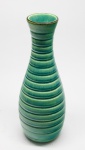 CERÂMICA - Vaso floreira decorada em relevo. Alt. 27 cm.