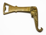 DIVERSOS - Abridor de garrafas ART DECO em bronze, decoração cabeça de elefante. Med. 11x8 cm.