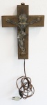 LUMINÁRIA - Linda luminária em formato de crucifixo em madeira e Cristo em demi cristal. Med. 27x21 cm. No estado.