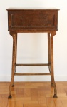 MOBILIÁRIO - mesa em madeira nobre, também conhecida como mesa baú por possuir sob o tampo amplo recipiente oculto para armazenamento.  Med. 84x47x37 cm.