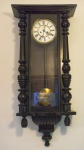 RELÓGIO - Belo relógio Regulador de 2 pesos com caixa em madeira nobre torneada, mostrador esmaltado, numerais em algarismos romanos. Med. 103x42x18 cm. (acompanha pendulo e chave porém necessita limpeza e lubrificação pelo fato de estar há muito tempo sem uso). Não possui os pesos.