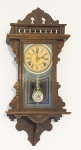 RELÓGIO - Ansônia - Relógio de parede com caixa em madeira nobre, entalhada, mostrador em papel, numerais em algarismos romanos, pendulo com figura de soldado romano. Med. 75x33x10 cm.  (FUNCIONANDO - acompanha pendulo e chave porém necessita limpeza e lubrificação pelo fato de estar há muito tempo sem uso)