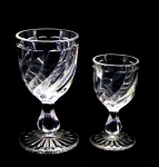 CRISTAL - Lote de 2 cálices em cristal BACCARAT Bombou Tourse, incolor translucido. Maior 11 cm e menor 8,5 cm.