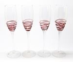 DEMI CRISTAL - Lote de 4 fluts em demi cristal incolor com detalhes em pasta de vidro em tom rubi. Alt. 25 cm.