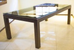 MOBILIÁRIO - Mesa de jantar, para 8 lugares em madeira com tampo em vidro. Med. 77,5x200x110 cm.