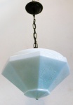 LUSTRE - Delicado lustre pendente com globinho em opalina oitavado. Med. total aproximada 60x30 cm.