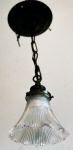 LUSTRE - Delicado lustre pendente com globo em demi cristal. Med. aproximada 40x13 cm.