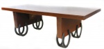 MOBILIÁRIO - - Mesa de centro com tampo em madeira, pés com acabamentos em ferraduras. Med. 36x110x46 cm
