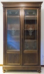 MOBILIÁRIO - Séc XIX - Armário-louceiro em Jacarandá, duas portas emoldurando vidro lapidado transparente. Interior com quatro prateleiras de madeira. Med. 205x120x46 cm.