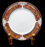 PORCELANA - Parte de jogo de jantar em porcelana SCHMIDT - Branca com faixa policromada e friso dourado. Composta de: 12 pratos rasos. Dia. 26 cm.