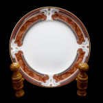 PORCELANA - Parte de jogo de jantar em porcelana SCHMIDT - Branca com faixa policromada e friso dourado. Composta de: 12 pratos sobremesa. Dia. 20 cm.