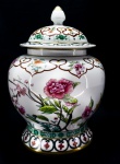 PORCELANA - Potiche em porcelana policromada floral. Alt. 29 cm.