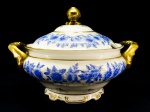 PORCELANA - Sopeira em porcelana, pintada a mão com decoração floral azul e acabamentos em dourado.