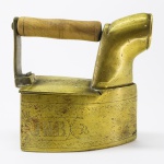 DIVERSOS - Antigo ferro de passar a brasa em bronze. Med. 18x17x10 cm.