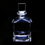 CRISTAL - Licoreira em bloco de cristal incolor ao gosto MOSER. Med. 24x13x8 cm. Ínfimos bicados.