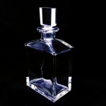 CRISTAL - Licoreira em bloco de cristal incolor ao gosto MOSER. Med. 24x13x8 cm. Ínfimos bicados.