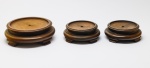 DIVERSOS - Lote de 3 peanhas redondas em madeira torneada. Menor 4,5x11 cm.