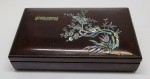 DIVERSOS - Belíssima caixa em madeira com tampa encrustada em madreperola, parte interna com cinzeiro de bronze. Med. 5x23x14 cm.