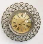 RELÓGIO - Relógio de parede em metal prateado, mostrador dourado, numerais com algarismos romanos, visor em demi cristal trincado. Dia. 28 cm. Funcionado, sem garantia.
