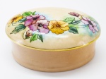 PORCELANA - Grande caixa porta jóias pintada a mão com motivos florais. Med. 9x19x14 cm.