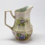 PORCELANA - Belo jarro oitavado, pintado a mão. Alt. 19 cm.