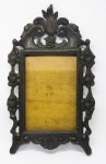 DIVERSOS - Grande porta retrato em madeira nobre, entalhado, encimado com belo florão. Med. 48x26 cm.
