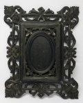 DIVERSOS - Grande porta retrato em madeira nobre, entalhado, encimado com belo florão. Med. 40x33 cm.