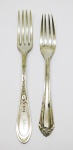 PRATA DE LEI - Lote de 2 garfos em prata de lei, modelos diferentes, lavrados e um monogramado "F". Peso 89 grs.