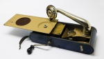 GRAFONOLA - Gramofone portátil Thorens Excelda, fabricado na Suíça, fonógrafo de disco 78rpm, portátil e em perfeitas condições de funcionamento. Freqüentemente referido como Gramofone da câmera de vídeo devido ao seu formato, que é quase exatamente o mesmo de uma câmera Kodak, muito raro. Med. 5x28x12 cm.