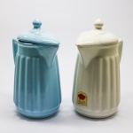 PORCELANA - Conjunto de bule de café e leiteira em porcelana, sintema eletrico e resistencia interna. Alt. 24 cm. Possui somente 1 cabo de força.