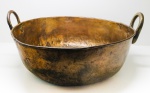 COBRE - Grande tacho de cobre com alças em bronze. Med. 25x18x53 cm.