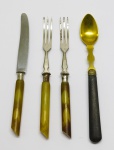 FAQUEIRO - Lote de 4 talheres para frutas, sendo 3 com cabos em chifre e 1 colher em metal dourado e cabo em madeira. Med. 17 cm.