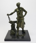 DECORAÇÃO - Estatueta em pettit bronz, representando o FERREIRO, base retangular em mármore negro. Med. 33x22x16 cm.