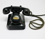 DIVERSOS - Antigo telefone em baquelite preto. Med. 14x26x17 cm. Apresenta rachadura.